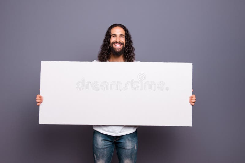 Portret van van hem hij aardige knappe aantrekkelijke vrolijke vrolijke wavy-haired kerelholding in ruimtenieuwigheid van het han royalty-vrije stock afbeelding Portret van van hem hij aardige knappe aantrekkelijke vrolijke vrolijke wavy-haired kerelholding in ruimtenieuwigheid van het han royalty-vrije stock afbeelding