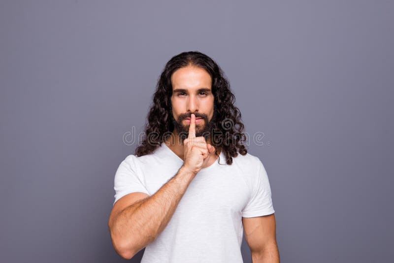 Portret van van hem hij aardige verzorgde aantrekkelijke spontane gelete op wavy-haired kerel die shh symbool tonen geïsoleerd ov royalty-vrije stock fotografie Portret van van hem hij aardige verzorgde aantrekkelijke spontane gelete op wavy-haired kerel die shh symbool tonen geïsoleerd ov royalty-vrije stock fotografie
