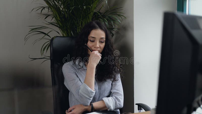 Portret van het aantrekkelijke nadenkende vrouw kijken aan het venster in het moderne bureau