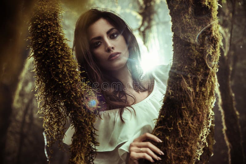 Portret van het beautoful dame stellen onder bomen stock foto's Portret van het beautoful dame stellen onder bomen stock foto's