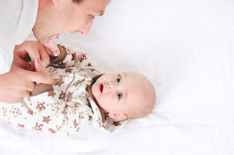 Portret van het gelukkige jonge het glimlachen vader spelen met baby stock foto's Portret van het gelukkige jonge het glimlachen vader spelen met baby stock foto's
