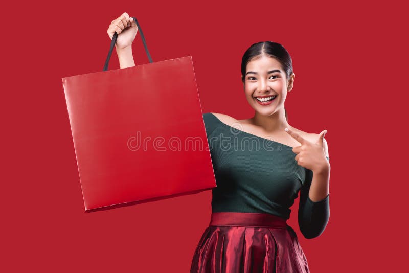 Portret van het gelukkige jonge vrouw stellen met het winkelen zakken over Rode achtergrond royalty-vrije stock afbeeldingen Portret van het gelukkige jonge vrouw stellen met het winkelen zakken over Rode achtergrond royalty-vrije stock afbeeldingen