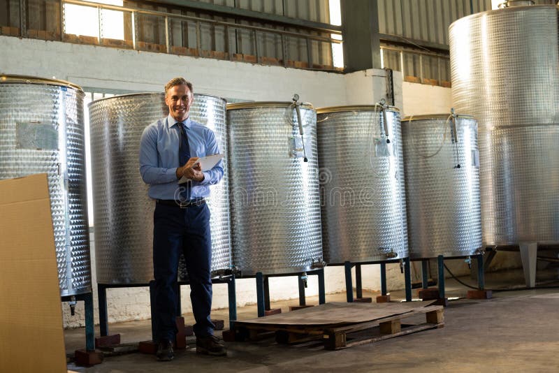 Portret van het gelukkige manager schrijven in klembord stock afbeelding Portret van het gelukkige manager schrijven in klembord stock afbeelding