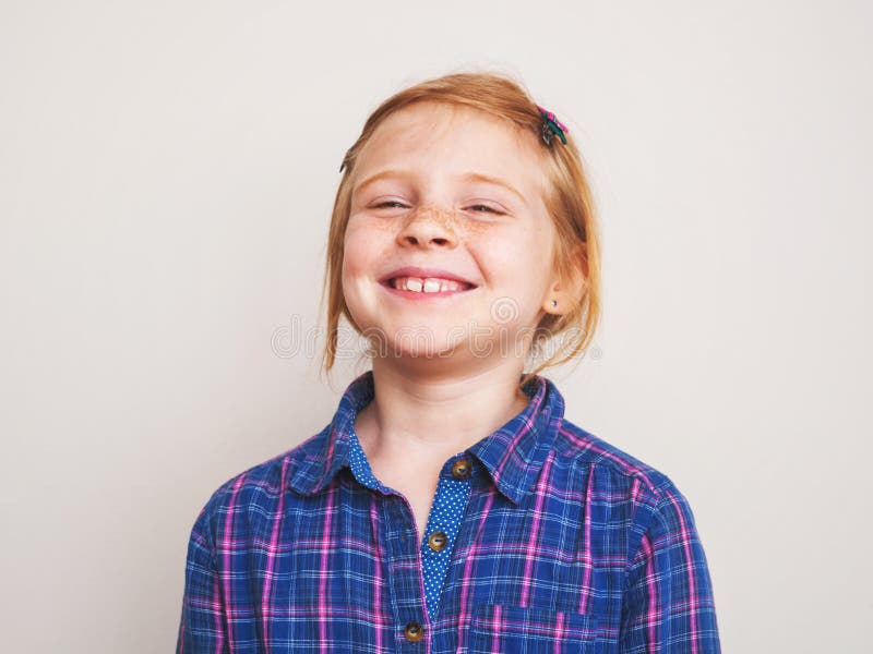 Portret van het gelukkige roodharigemeisje glimlachen stock afbeeldingen Portret van het gelukkige roodharigemeisje glimlachen stock afbeeldingen