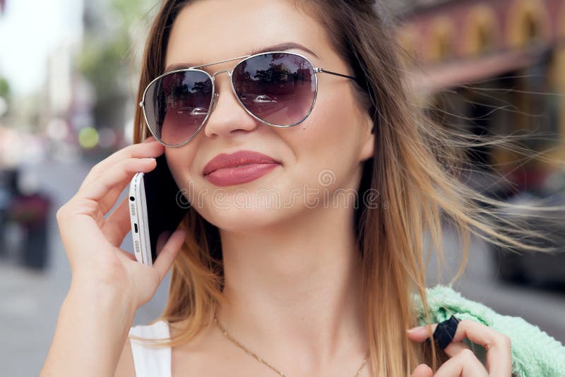 Portret van het glimlachen meisje het spreken door mobiele telefoon stock afbeelding Portret van het glimlachen meisje het spreken door mobiele telefoon stock afbeelding