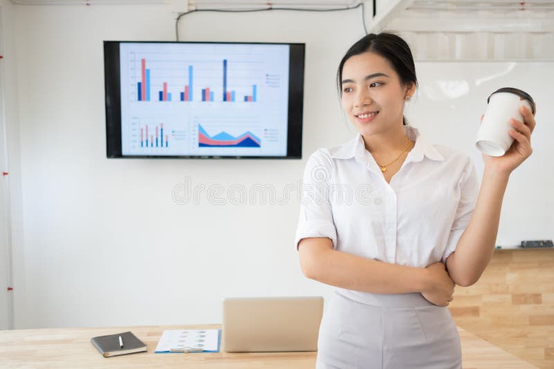 Portret van het glimlachen van vrij jonge bedrijfsvrouw op werkplaats, stock afbeelding Portret van het glimlachen van vrij jonge bedrijfsvrouw op werkplaats, stock afbeelding