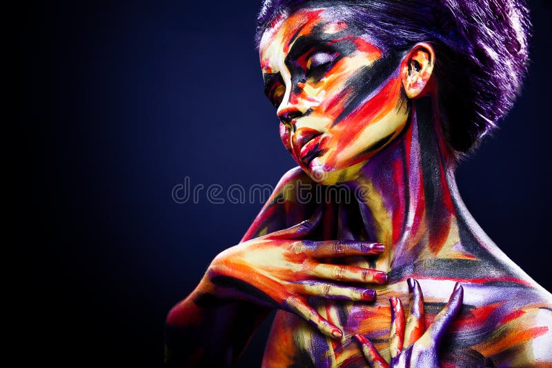 Portret van het heldere mooie meisje met kunst kleurrijke samenstelling en bodyart royalty-vrije stock fotografie Portret van het heldere mooie meisje met kunst kleurrijke samenstelling en bodyart royalty-vrije stock fotografie