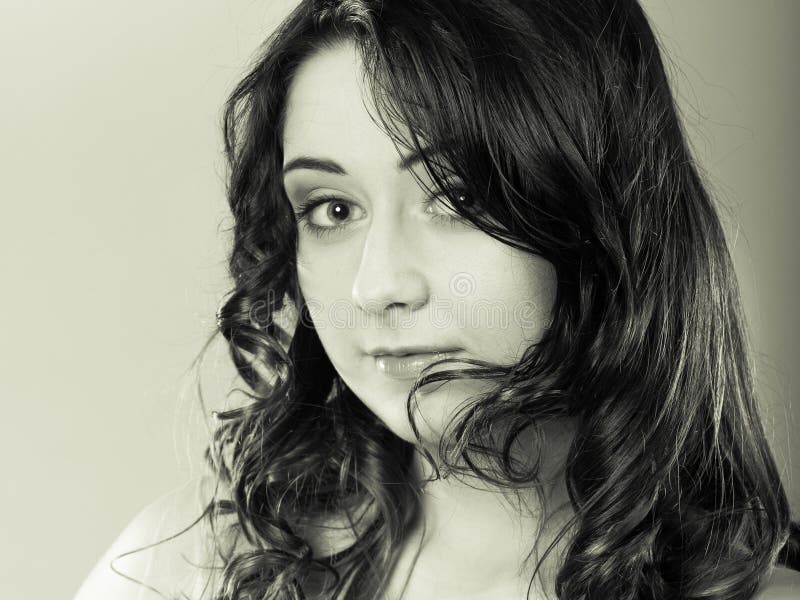 Portret van het het gezichts het lange krullende haar van de close-upvrouw stock afbeeldingen Portret van het het gezichts het lange krullende haar van de close-upvrouw stock afbeeldingen