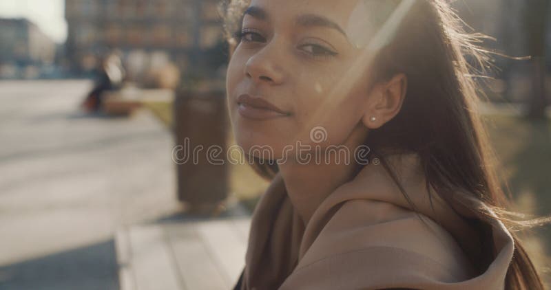 Portret van het jonge Afrikaanse Amerikaanse vrouw kijken aan een camera, in openlucht Langzame Motie stock fotografie Portret van het jonge Afrikaanse Amerikaanse vrouw kijken aan een camera, in openlucht Langzame Motie stock fotografie