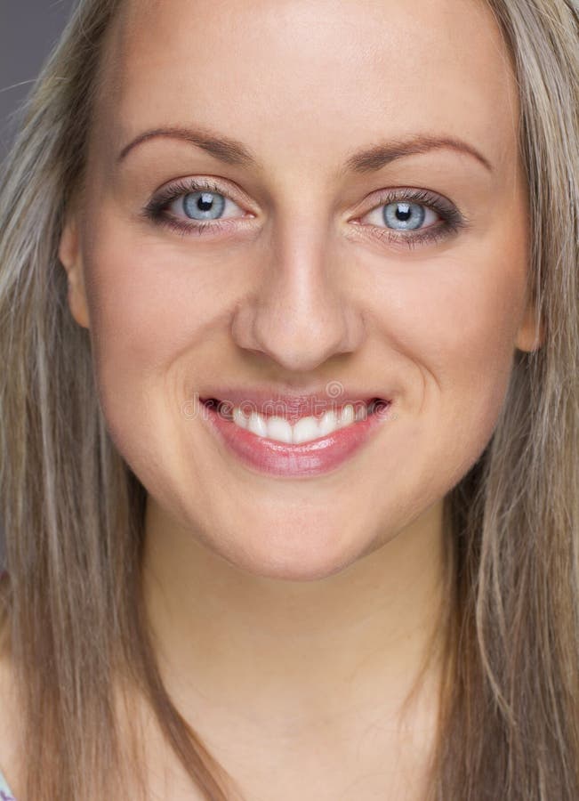 Portret van het jonge gelukkige blondevrouw smilling stock fotografie Portret van het jonge gelukkige blondevrouw smilling stock fotografie