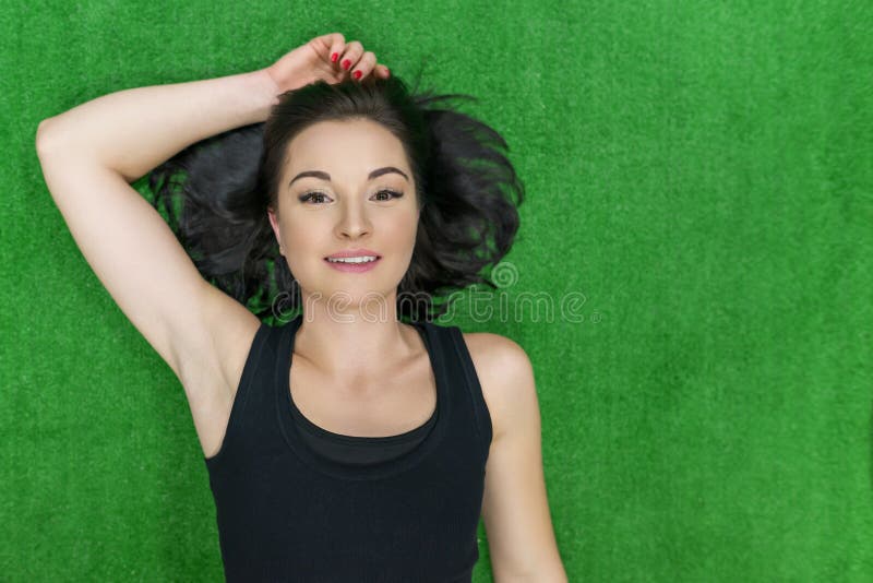 Portret van het jonge het glimlachen geschiktheidsvrouw leggen op vloer in gymnastiek Hoogste mening, donkerbruine vrouw over gro royalty-vrije stock foto's Portret van het jonge het glimlachen geschiktheidsvrouw leggen op vloer in gymnastiek Hoogste mening, donkerbruine vrouw over gro royalty-vrije stock foto's
