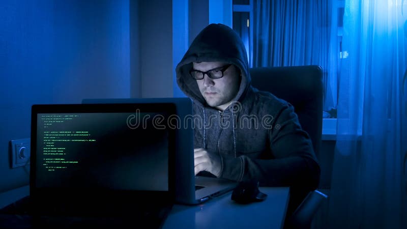 Portret van het jonge hakker misdadige breken in programmacode royalty-vrije stock afbeelding Portret van het jonge hakker misdadige breken in programmacode royalty-vrije stock afbeelding