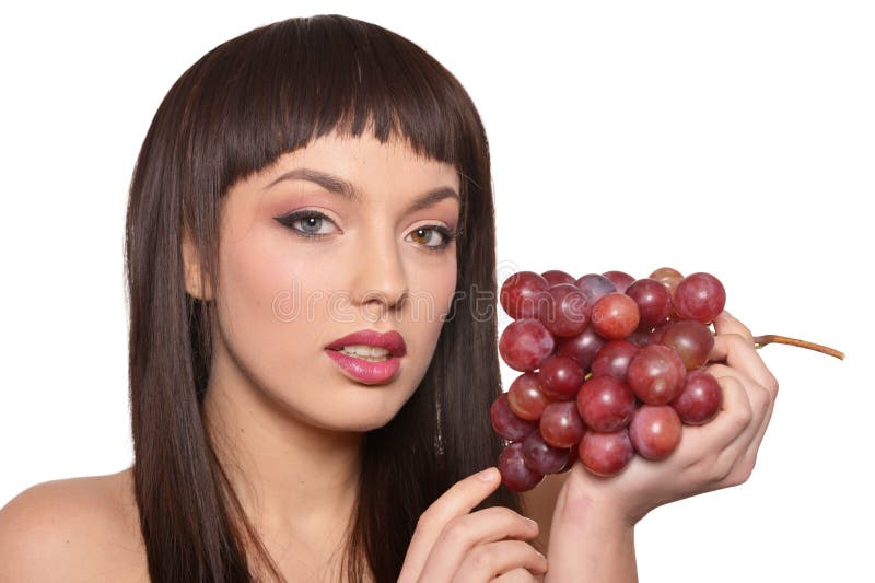 Portret van het jonge vrouw stellen met druiven stock afbeelding Portret van het jonge vrouw stellen met druiven stock afbeelding