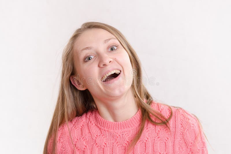Portret van het lachende meisje op een lichte achtergrond stock foto Portret van het lachende meisje op een lichte achtergrond stock foto