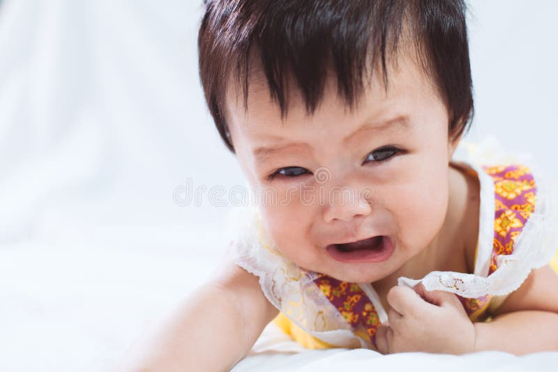 Portret van het leuke Aziatische babymeisje schreeuwen in haar slaapkamer royalty-vrije stock afbeelding Portret van het leuke Aziatische babymeisje schreeuwen in haar slaapkamer royalty-vrije stock afbeelding