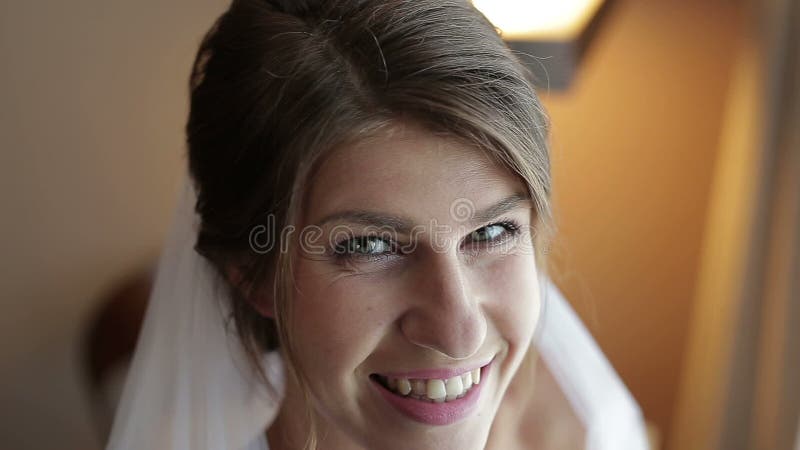 Portret van het leuke jonge bruid stellen bij de camera