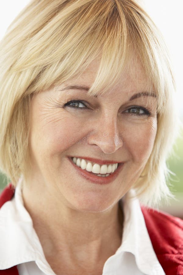 Portret van het Midden Oude Glimlachen van de Vrouw bij Camera stock foto Portret van het Midden Oude Glimlachen van de Vrouw bij Camera stock foto