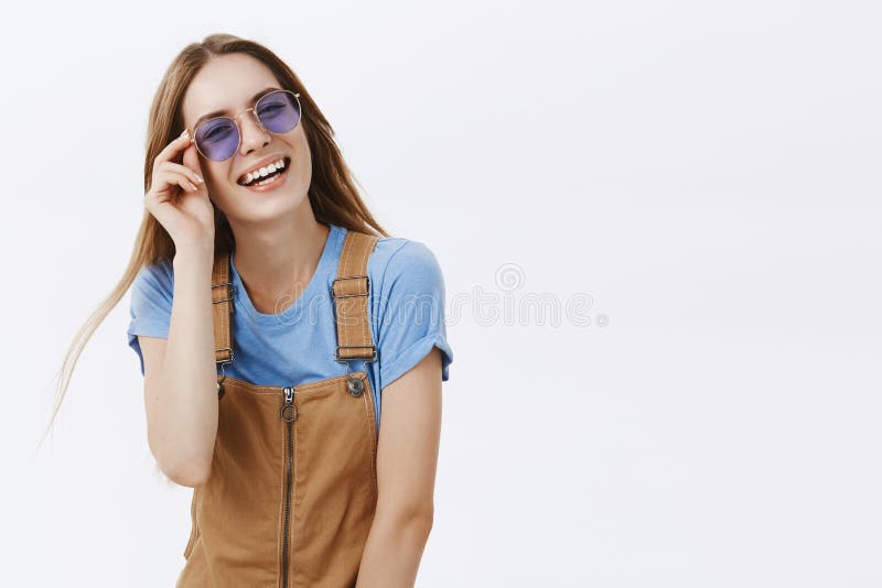Portret van het modieuze en blije Kaukasische vrouwelijke student spreken die van grote partij genieten die gelukkig zich bevindt stock foto's Portret van het modieuze en blije Kaukasische vrouwelijke student spreken die van grote partij genieten die gelukkig zich bevindt stock foto's