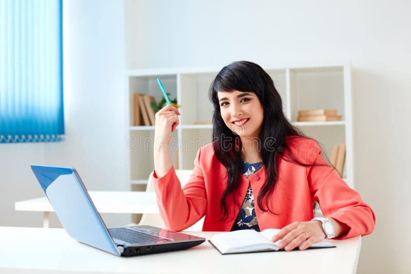 Portret van het mooie bedrijfsvrouw werken bij haar bureau met laptop royalty-vrije stock foto's Portret van het mooie bedrijfsvrouw werken bij haar bureau met laptop royalty-vrije stock foto's