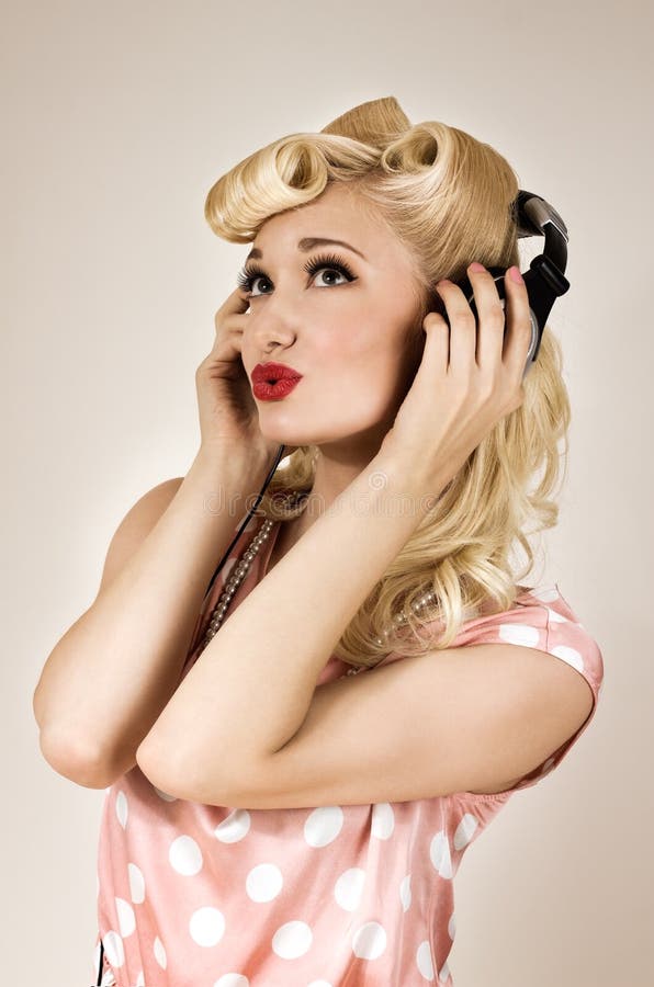 Portret van het mooie blondemeisje luisteren aan muziek royalty-vrije stock foto Portret van het mooie blondemeisje luisteren aan muziek royalty-vrije stock foto
