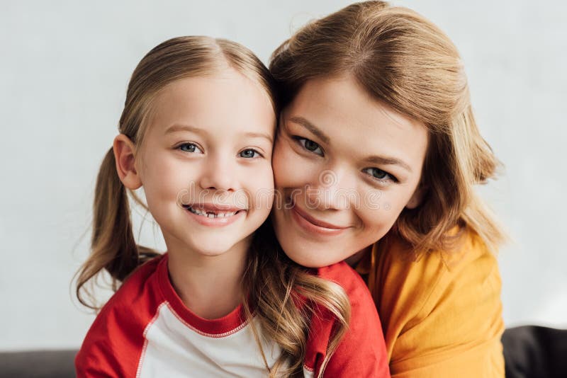 portret van het mooie gelukkige moeder en dochter glimlachen stock foto portret van het mooie gelukkige moeder en dochter glimlachen stock foto
