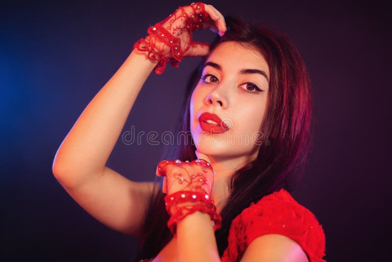 Portret van het mooie sexy traditionele oosterse het meisje van de buikdanser dansen op blauwe neon rokerige achtergrond Vrouw in stock foto Portret van het mooie sexy traditionele oosterse het meisje van de buikdanser dansen op blauwe neon rokerige achtergrond Vrouw in stock foto