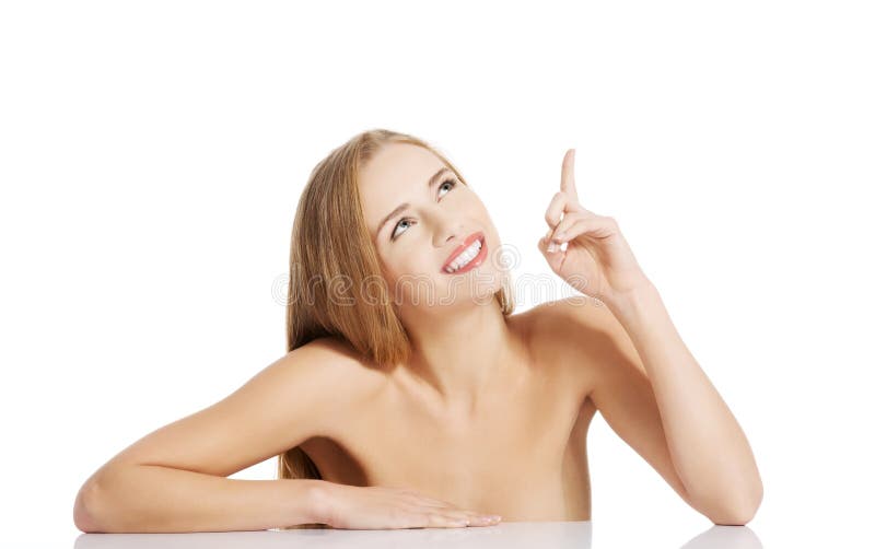 Portret van het mooie topless Kaukasische vrouw benadrukken. stock foto Portret van het mooie topless Kaukasische vrouw benadrukken. stock foto