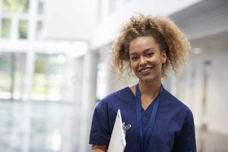 Portret van het Vrouwelijke Ziekenhuis van Verpleegsterswearing scrubs in stock foto Portret van het Vrouwelijke Ziekenhuis van Verpleegsterswearing scrubs in stock foto