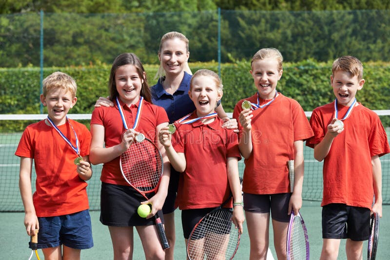 Portret van het Winnen van Schooltennis Team With Medals royalty-vrije stock afbeeldingen Portret van het Winnen van Schooltennis Team With Medals royalty-vrije stock afbeeldingen