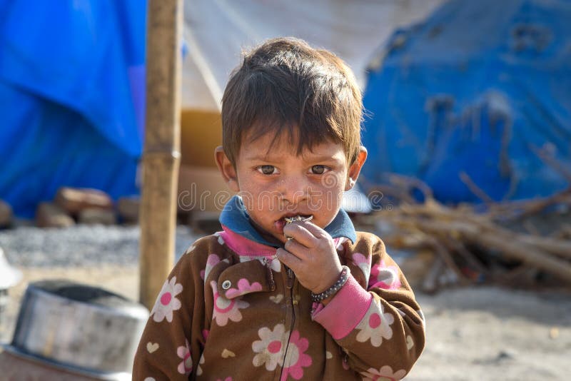 Portret van Indische jongen op de straat De armen komen met familie aan de stad uit het dorp voor het werk En zij die in leven stock fotografie Portret van Indische jongen op de straat De armen komen met familie aan de stad uit het dorp voor het werk En zij die in leven stock fotografie