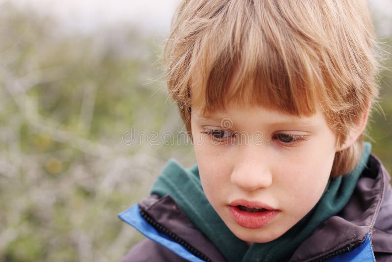 Het Slimme Kijken Jongen in De Groep Jonge Geitjes Stock Foto - Image ...