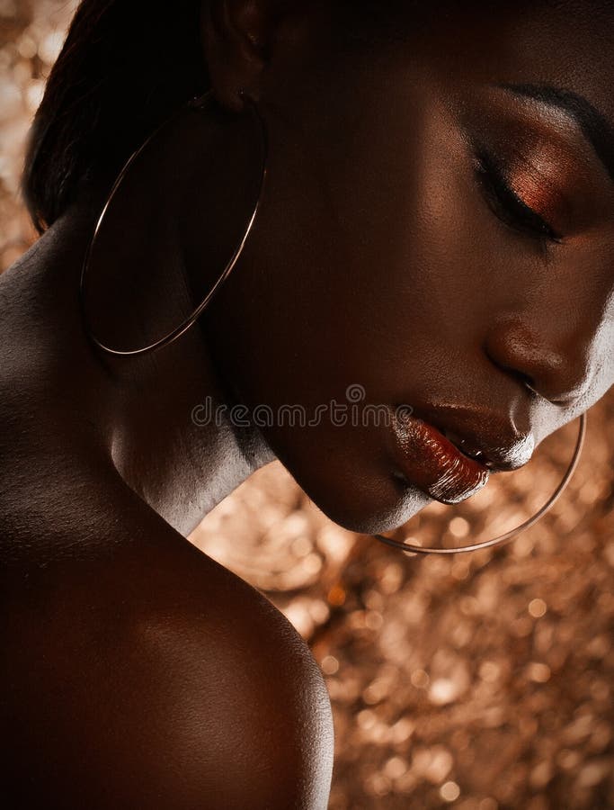 Portret van Jong Afrikaans model met een mooie make-up in studio royalty-vrije stock afbeeldingen Portret van Jong Afrikaans model met een mooie make-up in studio royalty-vrije stock afbeeldingen