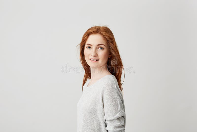 Portret van jong mooi meisje die met mooi foxy haar camera bekijken die over witte achtergrond glimlachen stock foto's Portret van jong mooi meisje die met mooi foxy haar camera bekijken die over witte achtergrond glimlachen stock foto's