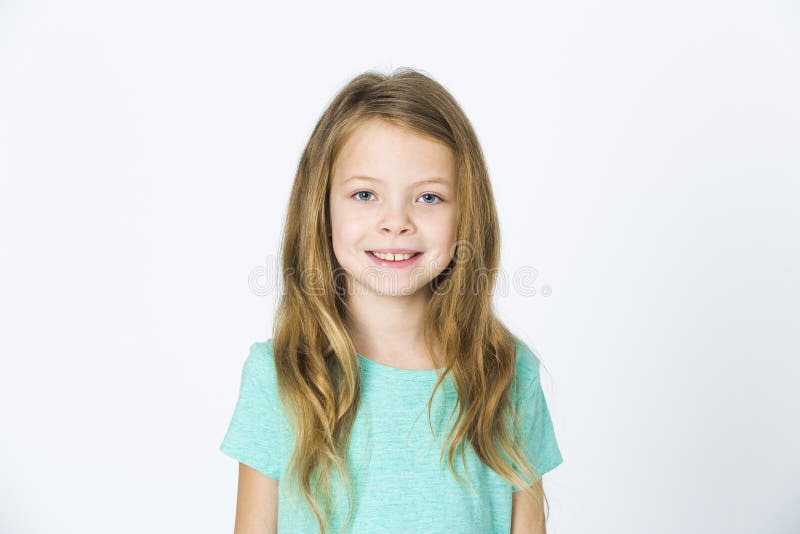 Portret van jong, mooi meisje met blond haar in de studio stock fotografie Portret van jong, mooi meisje met blond haar in de studio stock fotografie