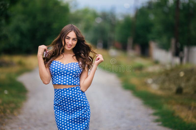 Portret van jonge aantrekkelijke langharige vrouw in retro stijldr. stock foto's Portret van jonge aantrekkelijke langharige vrouw in retro stijldr. stock foto's