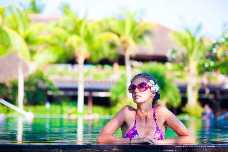 Portret van een jonge, aantrekkelijke en lachende vrouw in royalty-vrije stock foto's