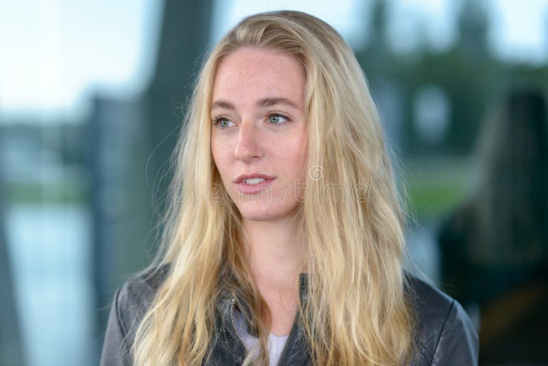 Portret van jonge blonde langharige vrouw stock afbeelding Portret van jonge blonde langharige vrouw stock afbeelding