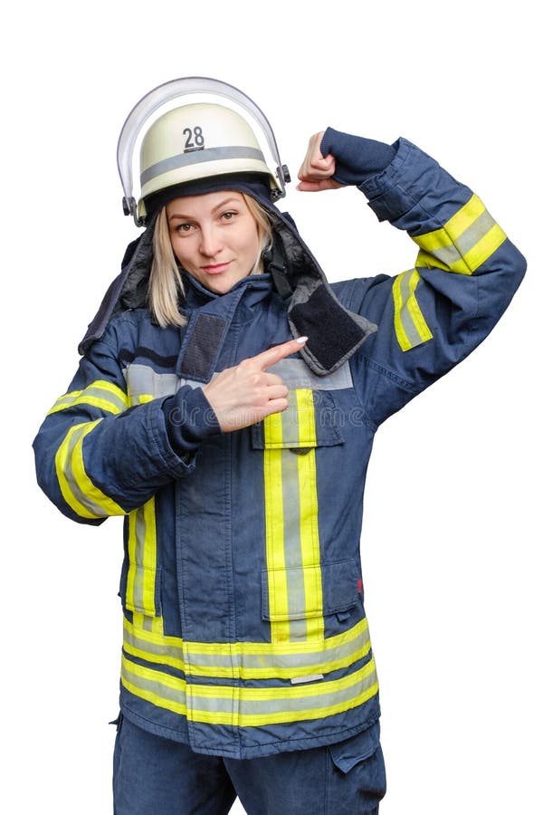 Portret van jonge brandweervrouw in de helm en draagt een uniform, naar camera kijken en haar biceps tonen