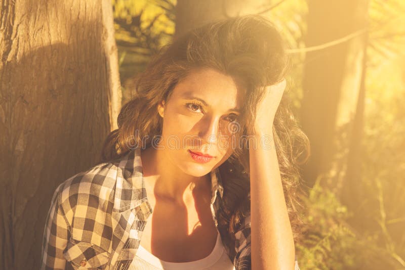 Portret van jonge glimlachende mooie vrouw stock afbeeldingen Portret van jonge glimlachende mooie vrouw stock afbeeldingen
