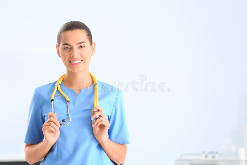 Portret van jonge medische medewerker met stethoscoop in het ziekenhuis
