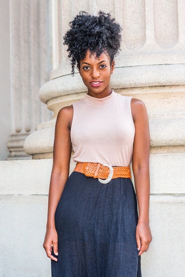 Portret van Jonge Mooie Afrikaanse Amerikaanse Vrouw in New York, met afrokapsel, die sleeveless lichte zwarte kleurenbovenkant d royalty-vrije stock foto's Portret van Jonge Mooie Afrikaanse Amerikaanse Vrouw in New York, met afrokapsel, die sleeveless lichte zwarte kleurenbovenkant d royalty-vrije stock foto's