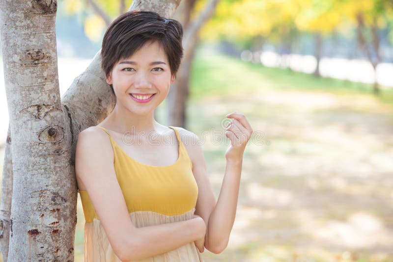 Portret van jonge mooie Aziatische vrouw met korte harenstijl t