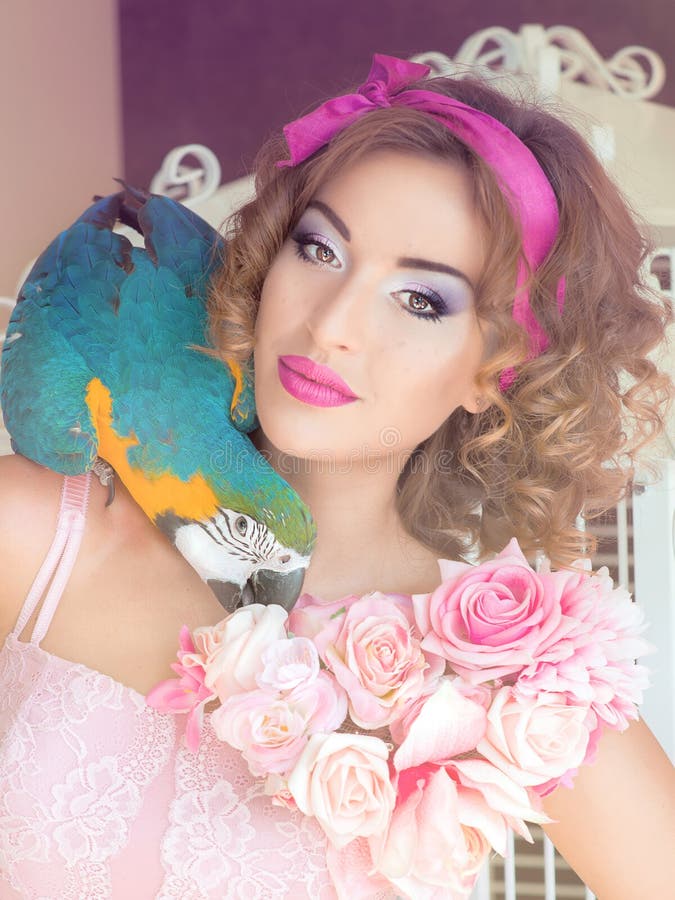 Portret van jonge mooie vrouw in poppenstijl met aronskelken royalty-vrije stock foto Portret van jonge mooie vrouw in poppenstijl met aronskelken royalty-vrije stock foto