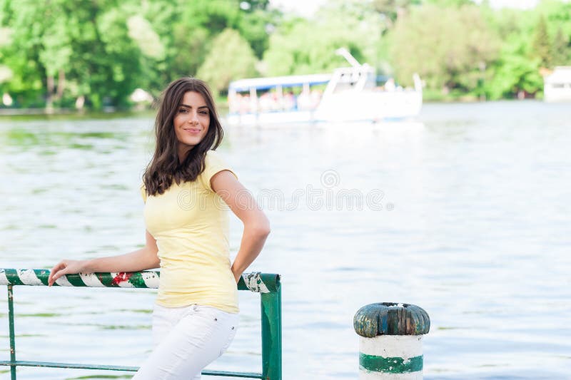 Portret van jonge mooie vrouw tegen meer in het park van de de zomerstad stock afbeeldingen Portret van jonge mooie vrouw tegen meer in het park van de de zomerstad stock afbeeldingen