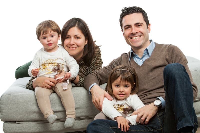 Jonge ouders met jonge geitjes op laag. stock afbeelding Jonge ouders met jonge geitjes op laag. stock afbeelding