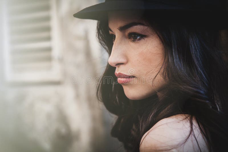Portret van jonge vrouw met de dagprofiel van de hoeden openluchtzomer royalty-vrije stock foto Portret van jonge vrouw met de dagprofiel van de hoeden openluchtzomer royalty-vrije stock foto