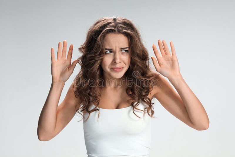 Portret van jonge vrouw met geschokte gelaatsuitdrukking stock fotografie Portret van jonge vrouw met geschokte gelaatsuitdrukking stock fotografie