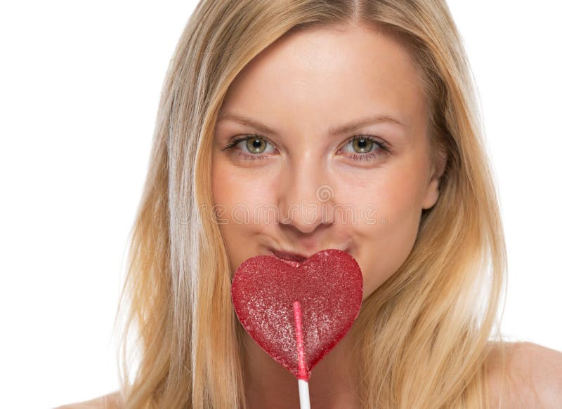 Portret van jonge vrouw met hart gevormde lolly royalty-vrije stock afbeeldingen Portret van jonge vrouw met hart gevormde lolly royalty-vrije stock afbeeldingen
