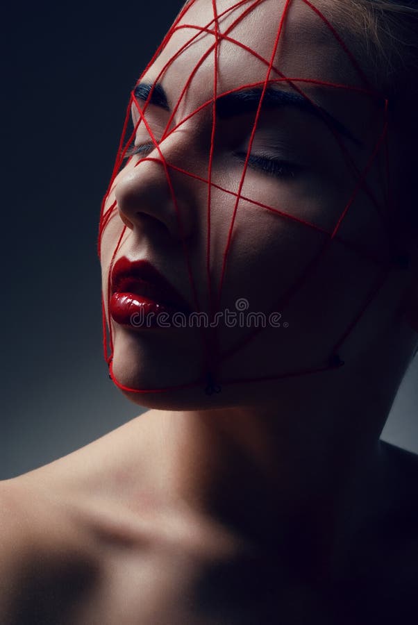 Portret van jonge vrouw met rood Web op gezicht royalty-vrije stock foto's Portret van jonge vrouw met rood Web op gezicht royalty-vrije stock foto's