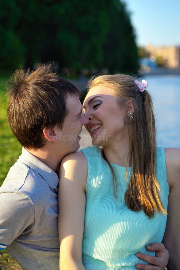Portret van jongelui in liefdepaar op de dijk royalty-vrije stock afbeelding